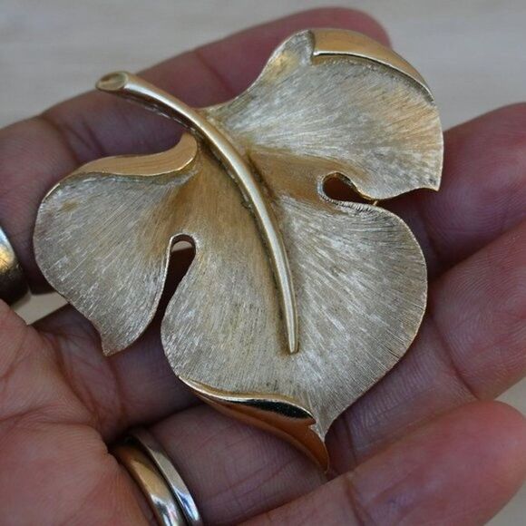 Vintage 60s Trifari Crown Gold Tone Brushed Leaf Brooch Pin - Picture 2 of 6